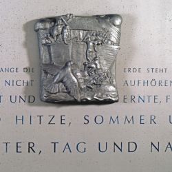 Arche, 2003, Aluguß, H. 110 cm, Schriftgestaltung Susanne Theumer